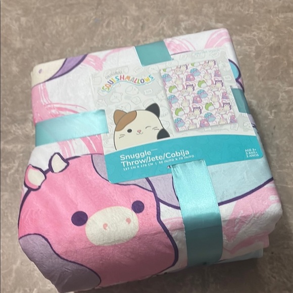 Squishmallows Snuggle Throw - Cream, Black, Brown - Picture 2 of 2